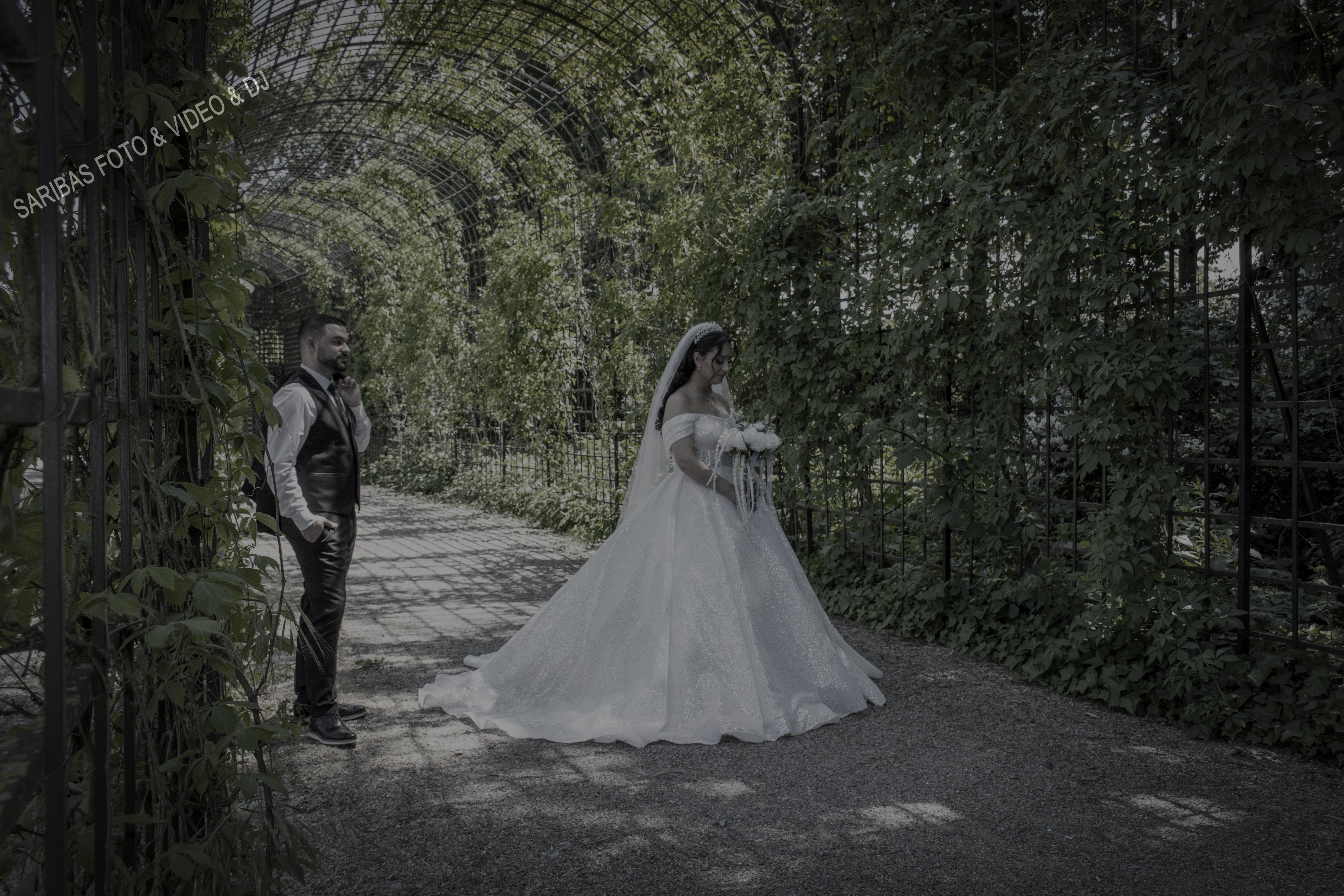 Brautpaar bei emotionaler Hochzeit