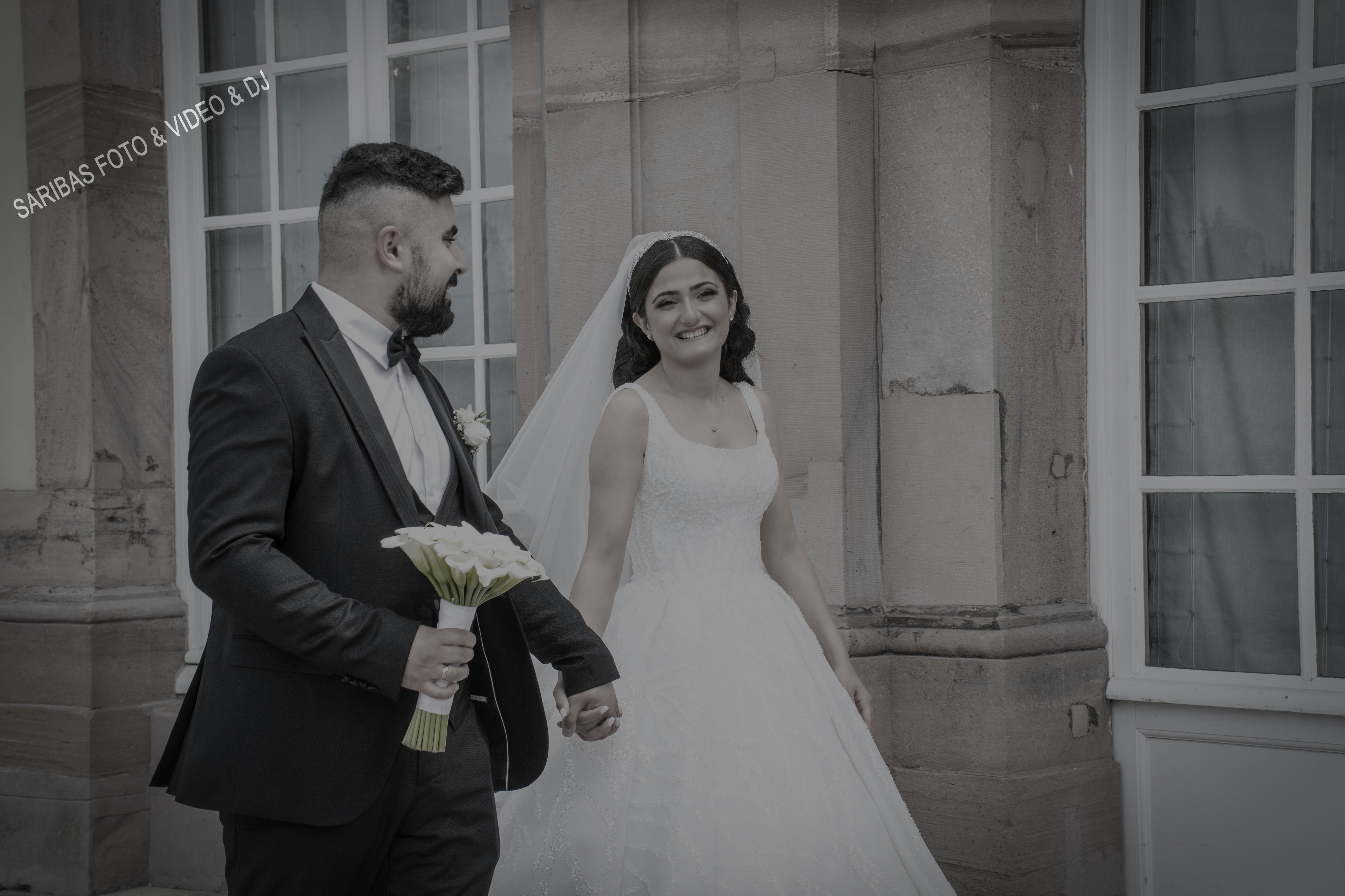 Brautpaar bei emotionaler Hochzeit